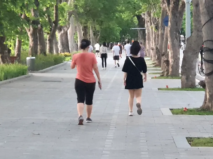 Hà Nội: Trên hồ Hoàn Kiếm nhiều người vẫn vô tư tập thể dục, hồ Tây đã giảm bớt - Ảnh 2. Hà Nội: Trên hồ Hoàn Kiếm nhiều người vẫn vô tư tập thể dục, hồ Tây đã giảm bớt - Ảnh 2.