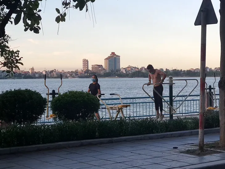Hà Nội: Trên hồ Hoàn Kiếm nhiều người vẫn vô tư tập thể dục, hồ Tây đã giảm bớt - Ảnh 5. Hà Nội: Trên hồ Hoàn Kiếm nhiều người vẫn vô tư tập thể dục, hồ Tây đã giảm bớt - Ảnh 5.