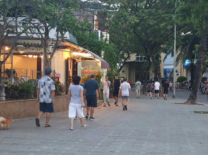 Hà Nội: Trên hồ Hoàn Kiếm nhiều người vẫn vô tư tập thể dục, hồ Tây đã giảm bớt - Ảnh 3. Hà Nội: Trên hồ Hoàn Kiếm nhiều người vẫn vô tư tập thể dục, hồ Tây đã giảm bớt - Ảnh 3.