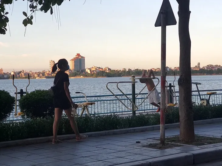Hà Nội: Trên hồ Hoàn Kiếm nhiều người vẫn vô tư tập thể dục, hồ Tây đã giảm bớt - Ảnh 6. Hà Nội: Trên hồ Hoàn Kiếm nhiều người vẫn vô tư tập thể dục, hồ Tây đã giảm bớt - Ảnh 6.