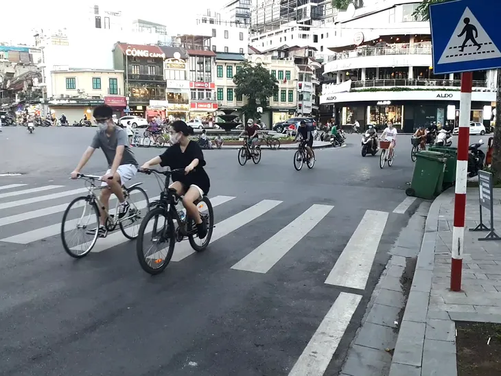 Hà Nội: Trên hồ Hoàn Kiếm nhiều người vẫn vô tư tập thể dục, hồ Tây đã giảm bớt - Ảnh 7. Hà Nội: Trên hồ Hoàn Kiếm nhiều người vẫn vô tư tập thể dục, hồ Tây đã giảm bớt - Ảnh 7.