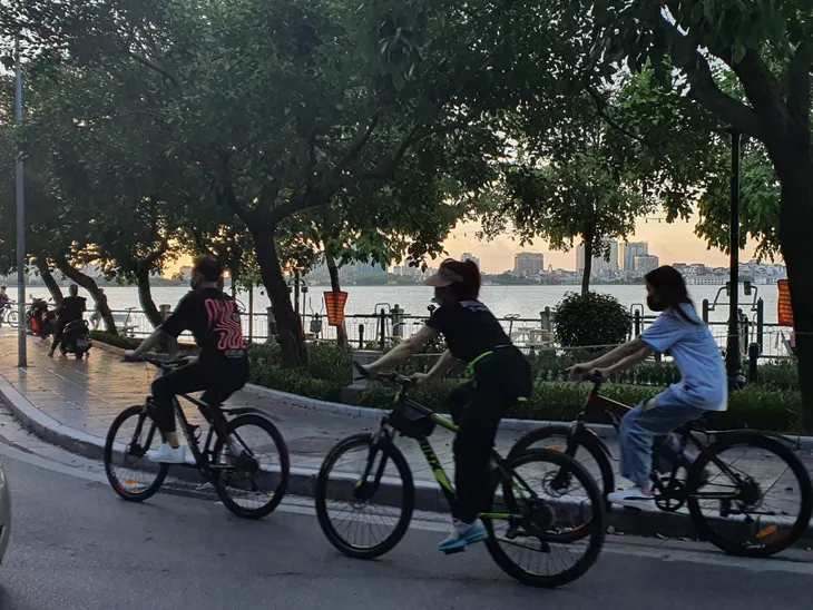Hà Nội: Trên hồ Hoàn Kiếm nhiều người vẫn vô tư tập thể dục, hồ Tây đã giảm bớt - Ảnh 8. Hà Nội: Trên hồ Hoàn Kiếm nhiều người vẫn vô tư tập thể dục, hồ Tây đã giảm bớt - Ảnh 8.