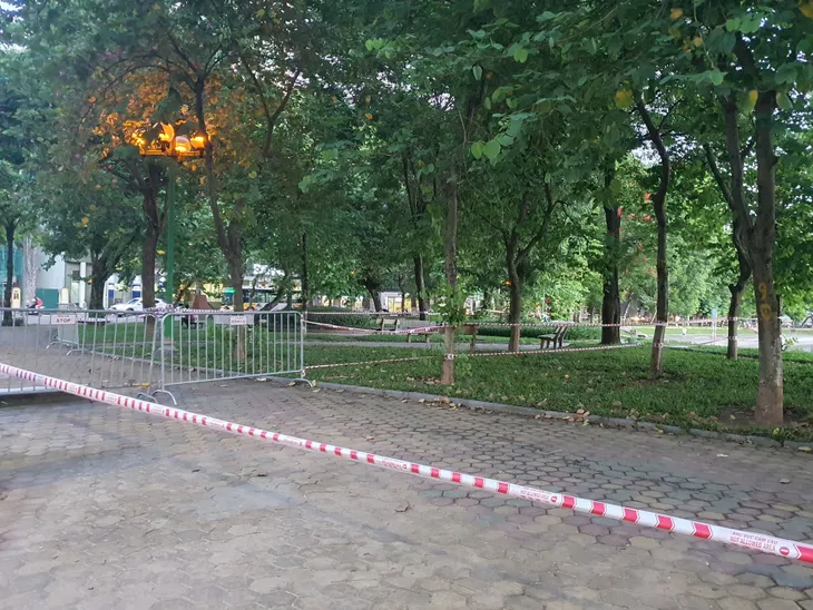 Hà Nội: Trên hồ Hoàn Kiếm nhiều người vẫn vô tư tập thể dục, hồ Tây đã giảm bớt - Ảnh 9. Hà Nội: Trên hồ Hoàn Kiếm nhiều người vẫn vô tư tập thể dục, hồ Tây đã giảm bớt - Ảnh 9.