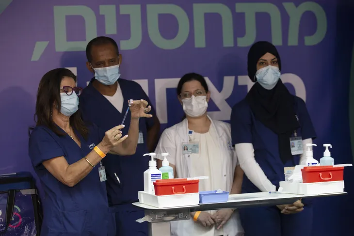 Israel: Vaccine vẫn là câu trả lời hữu hiệu cho bài toán đẩy lùi biến thể Delta - Ảnh 1. Israel: Vaccine vẫn là câu trả lời hữu hiệu cho bài toán đẩy lùi biến thể Delta - Ảnh 1.