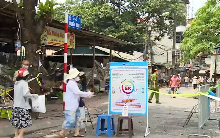 Đi chợ truyền thống thời dịch COVID-19 - Ảnh 1. Đi chợ truyền thống thời dịch COVID-19 - Ảnh 1.