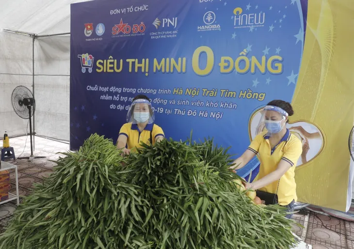 Siêu thị 0 đồng giúp đỡ người khó khăn bởi COVID-19 - Ảnh 2. Siêu thị 0 đồng giúp đỡ người khó khăn bởi COVID-19 - Ảnh 2.