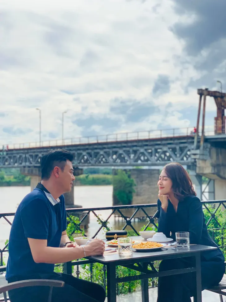 Hậu trường 11 tháng 5 ngày: Tuấn Tú cực đẹp đôi bên cạnh Khả Ngân - Ảnh 5. Hậu trường 11 tháng 5 ngày: Tuấn Tú cực đẹp đôi bên cạnh Khả Ngân - Ảnh 5.