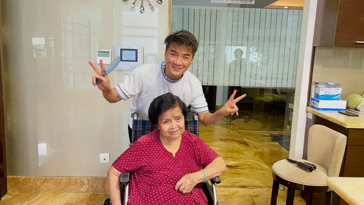 Ra mắt album mới, Đàm Vĩnh Hưng bật khóc nghĩ về mẹ - Ảnh 1. Ra mắt album mới, Đàm Vĩnh Hưng bật khóc nghĩ về mẹ - Ảnh 1.