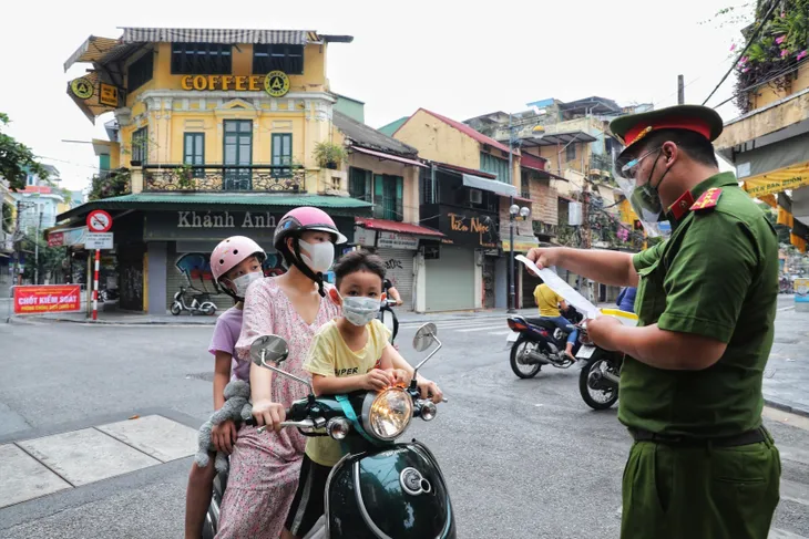 Bí thư Thành ủy Hà Nội: Khắc phục triệt để hạn chế, sơ hở trong phòng chống dịch - Ảnh 2. Bí thư Thành ủy Hà Nội: Khắc phục triệt để hạn chế, sơ hở trong phòng chống dịch - Ảnh 2.