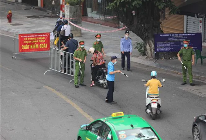 Hà Nội sẽ điều chỉnh việc kiểm tra giấy đi đường đảm bảo đúng mục đích, đúng đối tượng - Ảnh 4. Hà Nội sẽ điều chỉnh việc kiểm tra giấy đi đường đảm bảo đúng mục đích, đúng đối tượng - Ảnh 4.