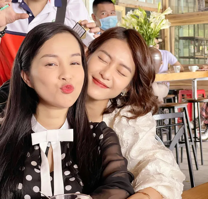 Hậu trường tình thân mến thân của mẹ kế Minh Hương và con chồng Khả Ngân khác xa trên phim - Ảnh 3. Hậu trường tình thân mến thân của mẹ kế Minh Hương và con chồng Khả Ngân khác xa trên phim - Ảnh 3.