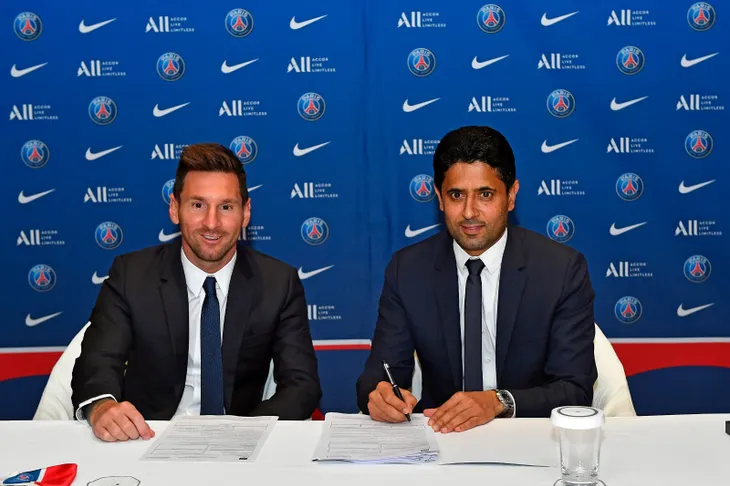 CHÙM ẢNH: Lionel Messi đến PSG ký hợp và ra mắt đội bóng mới  - Ảnh 6.