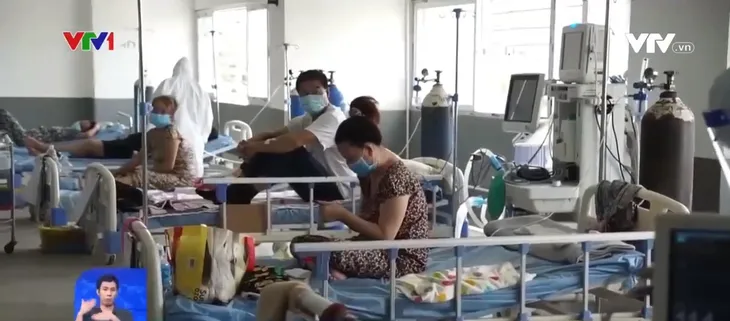 Biến hầm để xe thành nơi điều trị COVID-19 - nỗ lực ngăn ngừa bệnh nhân và lòng yêu nghề của các bác sĩ - Ảnh 1. Biến hầm để xe thành nơi điều trị COVID-19 - nỗ lực ngăn ngừa bệnh nhân và lòng yêu nghề của các bác sĩ - Ảnh 1.