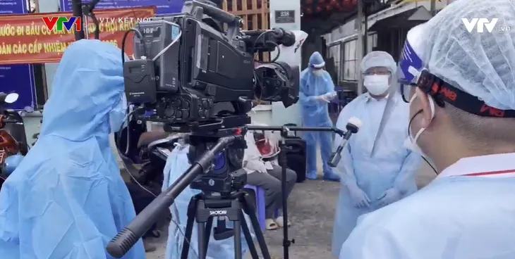 Khó khăn khi tác nghiệp trong mùa dịch của phóng viên VTV khu vực Nam Bộ - Ảnh 2. Khó khăn khi tác nghiệp trong mùa dịch của phóng viên VTV khu vực Nam Bộ - Ảnh 2.
