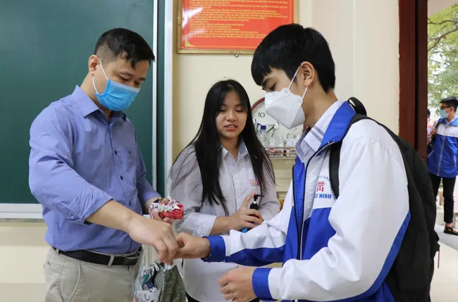 Nhà trường, thầy cô sẵn sàng cho năm học mới trong bối cảnh dịch COVID-19 - Ảnh 1. Nhà trường, thầy cô sẵn sàng cho năm học mới trong bối cảnh dịch COVID-19 - Ảnh 1.