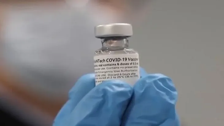 Thế giới đang chạy đua với thời gian để tiêm vaccine COVID-19 - Ảnh 1. Thế giới đang chạy đua với thời gian để tiêm vaccine COVID-19 - Ảnh 1.
