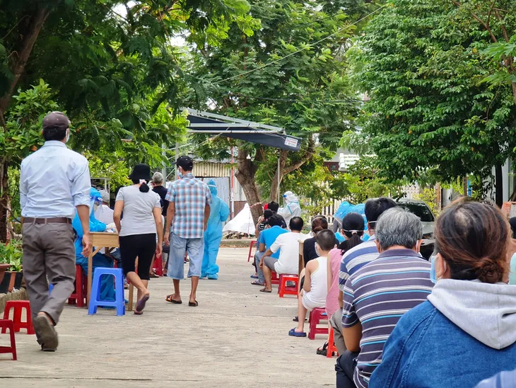 Đã xuất hiện lây nhiễm chéo trong khu phong tỏa ở Đà Nẵng - Ảnh 1. Đã xuất hiện lây nhiễm chéo trong khu phong tỏa ở Đà Nẵng - Ảnh 1.