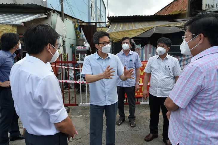 Phó Thủ tướng Vũ Đức Đam: Giãn cách xã hội tránh tình trạng chặt ngoài, lỏng trong - Ảnh 1. Phó Thủ tướng Vũ Đức Đam: Giãn cách xã hội tránh tình trạng chặt ngoài, lỏng trong - Ảnh 1.
