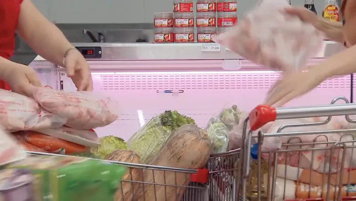 Ngày mai bình yên - Tập 2: Nhắc nhở người gom hàng tích trữ trong siêu thị, bà Trúc (Thúy Hà) bị mắng ngược - Ảnh 1. Ngày mai bình yên - Tập 2: Nhắc nhở người gom hàng tích trữ trong siêu thị, bà Trúc (Thúy Hà) bị mắng ngược - Ảnh 1.