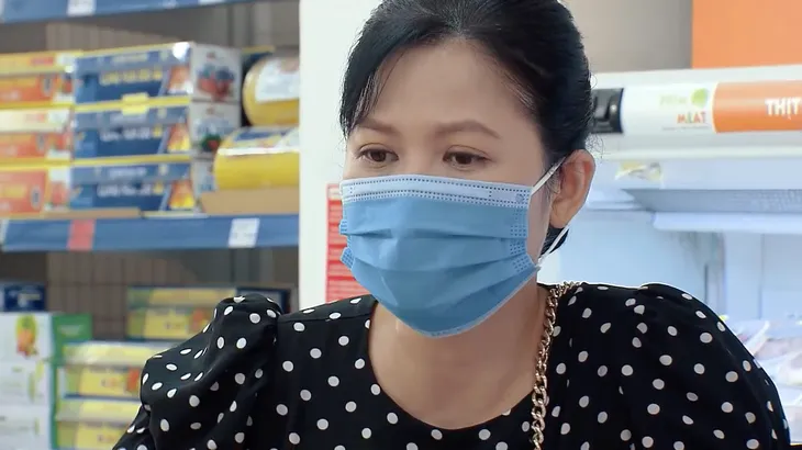 Ngày mai bình yên - Tập 2: Nhắc nhở người gom hàng tích trữ trong siêu thị, bà Trúc (Thúy Hà) bị mắng ngược - Ảnh 2. Ngày mai bình yên - Tập 2: Nhắc nhở người gom hàng tích trữ trong siêu thị, bà Trúc (Thúy Hà) bị mắng ngược - Ảnh 2.