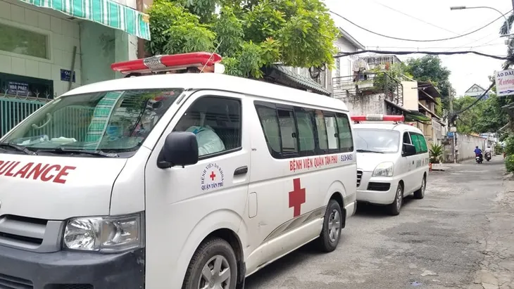 Đi từng ngõ, gõ từng nhà tiêm vaccine COVID-19 cho người cao tuổi - Ảnh 2. Đi từng ngõ, gõ từng nhà tiêm vaccine COVID-19 cho người cao tuổi - Ảnh 2.