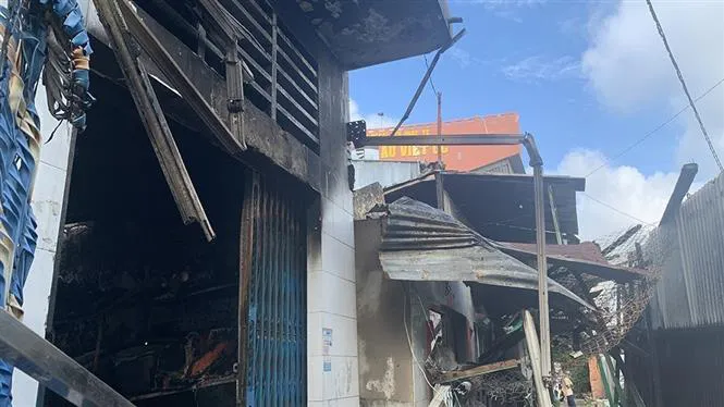 Cháy lớn 4 căn nhà ở An Giang, 5 người mắc kẹt - Ảnh 2. Cháy lớn 4 căn nhà ở An Giang, 5 người mắc kẹt - Ảnh 2.