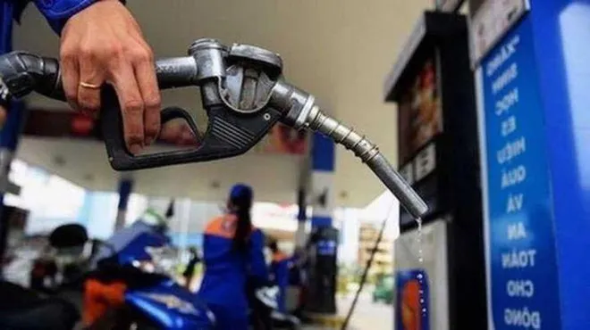 Nghịch lý xăng dầu nội giảm tiêu thụ 50%, xăng dầu ngoại vẫn ùn ùn đổ bộ - Ảnh 1. Nghịch lý xăng dầu nội giảm tiêu thụ 50%, xăng dầu ngoại vẫn ùn ùn đổ bộ - Ảnh 1.