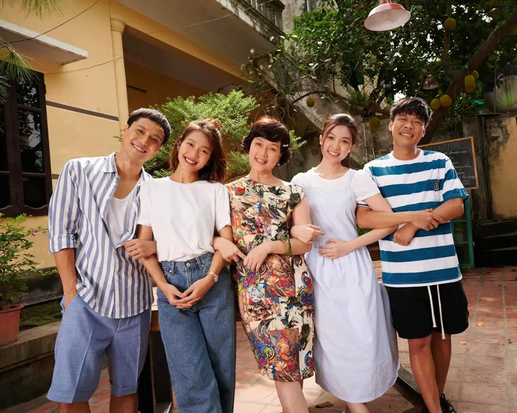 Hậu trường vui nhộn trong xóm trọ của 11 tháng 5 ngày - Ảnh 6. Hậu trường vui nhộn trong xóm trọ của 11 tháng 5 ngày - Ảnh 6.