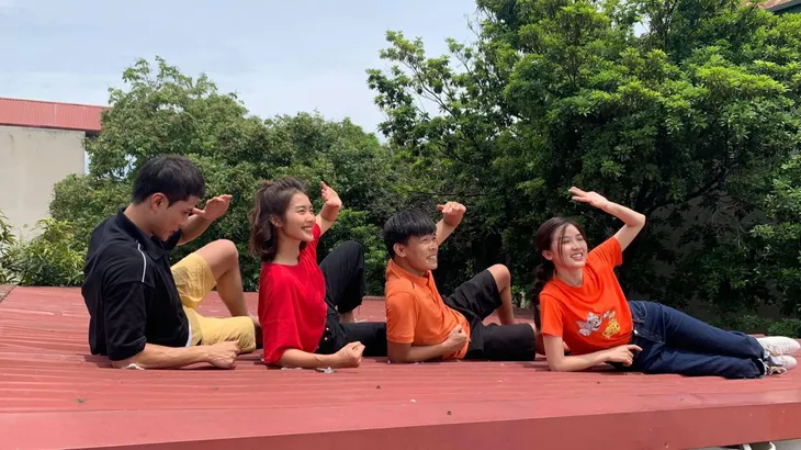 Hậu trường vui nhộn trong xóm trọ của 11 tháng 5 ngày - Ảnh 15. Hậu trường vui nhộn trong xóm trọ của 11 tháng 5 ngày - Ảnh 15.