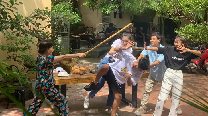 Hậu trường vui nhộn trong xóm trọ của 11 tháng 5 ngày - Ảnh 19. Hậu trường vui nhộn trong xóm trọ của 11 tháng 5 ngày - Ảnh 19.