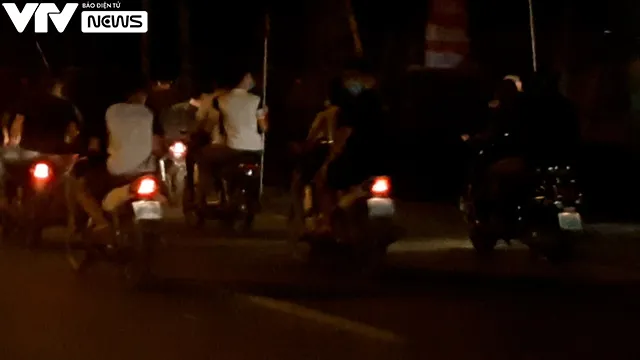 Nghĩ bị nhìn đểu, nhóm thanh niên vác dao phóng lợn, bom xăng đi hỗn chiến - Ảnh 1. Nghĩ bị nhìn đểu, nhóm thanh niên vác dao phóng lợn, bom xăng đi hỗn chiến - Ảnh 1.