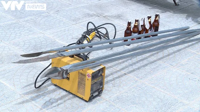 Nghĩ bị nhìn đểu, nhóm thanh niên vác dao phóng lợn, bom xăng đi hỗn chiến - Ảnh 6. Nghĩ bị nhìn đểu, nhóm thanh niên vác dao phóng lợn, bom xăng đi hỗn chiến - Ảnh 6.