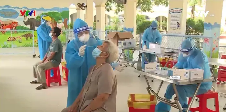 Lấy mẫu xét nghiệm toàn TP, Cần Thơ quyết bóc tách F0 ra khỏi cộng đồng - Ảnh 1. Lấy mẫu xét nghiệm toàn TP, Cần Thơ quyết bóc tách F0 ra khỏi cộng đồng - Ảnh 1.
