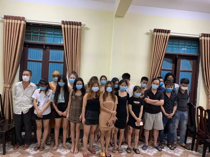 Vĩnh Phúc: Bắt quả tang 20 nam nữ hát karaoke trong mùa dịch - Ảnh 1. Vĩnh Phúc: Bắt quả tang 20 nam nữ hát karaoke trong mùa dịch - Ảnh 1.