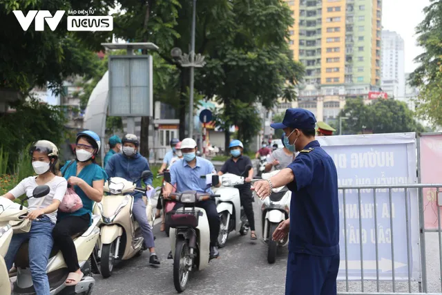 Đường phố Hà Nội đông đúc trở lại - Ảnh 6. Đường phố Hà Nội đông đúc trở lại - Ảnh 6.
