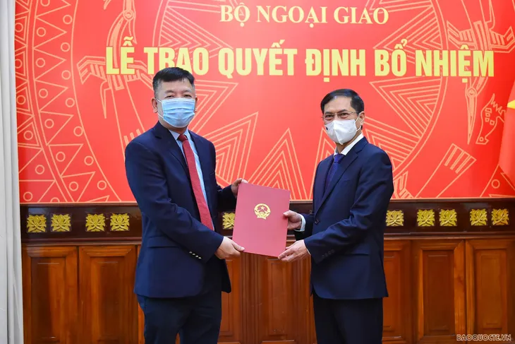 Bổ nhiệm 3 Trợ lý Bộ trưởng Bộ Ngoại giao và Phó Trưởng SOM ASEAN - Ảnh 4. Bổ nhiệm 3 Trợ lý Bộ trưởng Bộ Ngoại giao và Phó Trưởng SOM ASEAN - Ảnh 4.