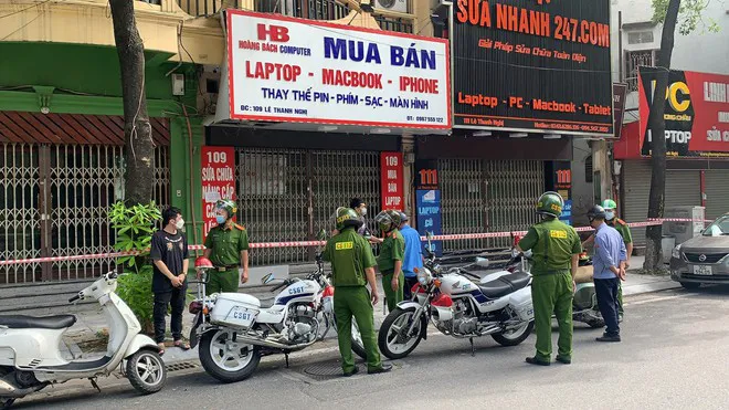 Gặp tổ tuần tra chống dịch, thanh niên ném 3 gói cỏ xuống cống rồi bỏ chạy - Ảnh 1. Gặp tổ tuần tra chống dịch, thanh niên ném 3 gói cỏ xuống cống rồi bỏ chạy - Ảnh 1.