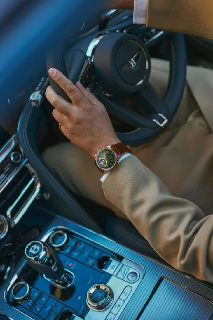 Khám phá đồng hồ Breitling cuối cùng dành cho Bentley giá gần 1,2 tỷ đồng - Ảnh 2. Khám phá đồng hồ Breitling cuối cùng dành cho Bentley giá gần 1,2 tỷ đồng - Ảnh 2.
