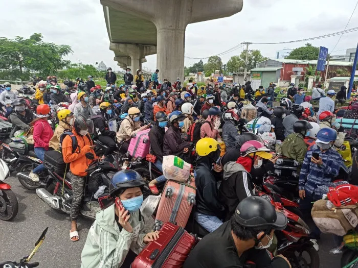 Tìm chỗ trọ, hỗ trợ 500 người về quê bằng xe máy quay lại TP Hồ Chí Minh - Ảnh 1. Tìm chỗ trọ, hỗ trợ 500 người về quê bằng xe máy quay lại TP Hồ Chí Minh - Ảnh 1.