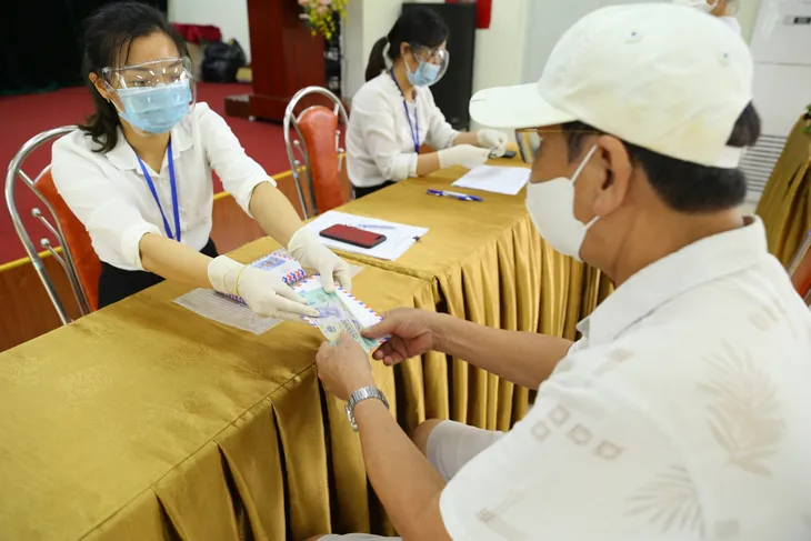 Khẩn trương, linh hoạt chi trả hỗ trợ cho lao động mùa dịch - Ảnh 2. Khẩn trương, linh hoạt chi trả hỗ trợ cho lao động mùa dịch - Ảnh 2.