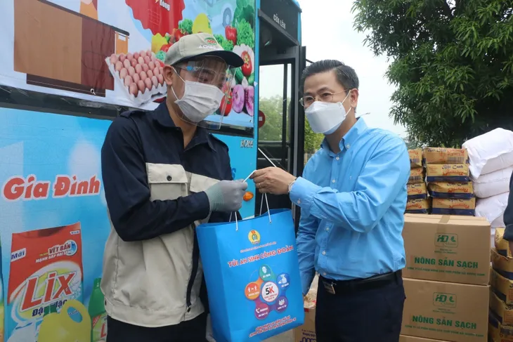 Khẩn trương, linh hoạt chi trả hỗ trợ cho lao động mùa dịch - Ảnh 1. Khẩn trương, linh hoạt chi trả hỗ trợ cho lao động mùa dịch - Ảnh 1.