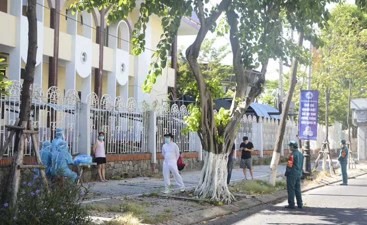TP Đà Nẵng vắng vẻ trong ngày đầu tiên thực hiện dừng tất cả các hoạt động - Ảnh 2. TP Đà Nẵng vắng vẻ trong ngày đầu tiên thực hiện dừng tất cả các hoạt động - Ảnh 2.