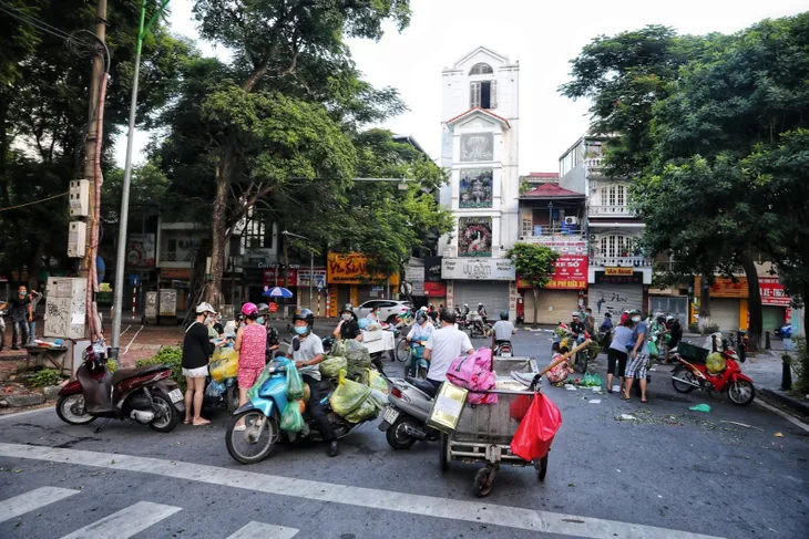Hà Nội: Họp chợ ngay dưới lòng đường, bất chấp quy định phòng, chống dịch COVID-19 - Ảnh 1. Hà Nội: Họp chợ ngay dưới lòng đường, bất chấp quy định phòng, chống dịch COVID-19 - Ảnh 1.