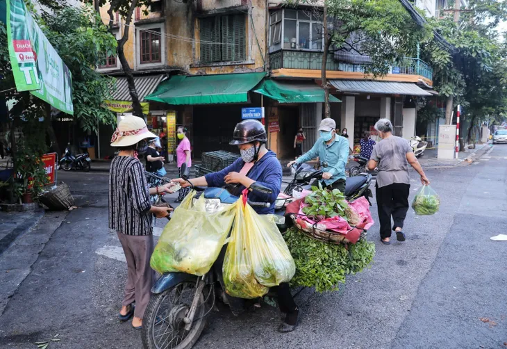 Hà Nội: Họp chợ ngay dưới lòng đường, bất chấp quy định phòng, chống dịch COVID-19 - Ảnh 7. Hà Nội: Họp chợ ngay dưới lòng đường, bất chấp quy định phòng, chống dịch COVID-19 - Ảnh 7.