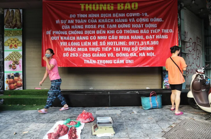 Hà Nội: Họp chợ ngay dưới lòng đường, bất chấp quy định phòng, chống dịch COVID-19 - Ảnh 8. Hà Nội: Họp chợ ngay dưới lòng đường, bất chấp quy định phòng, chống dịch COVID-19 - Ảnh 8.