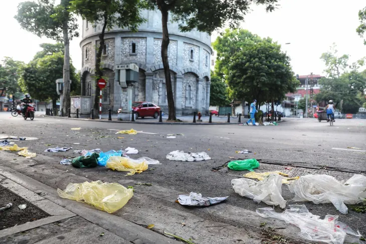 Hà Nội: Họp chợ ngay dưới lòng đường, bất chấp quy định phòng, chống dịch COVID-19 - Ảnh 9. Hà Nội: Họp chợ ngay dưới lòng đường, bất chấp quy định phòng, chống dịch COVID-19 - Ảnh 9.