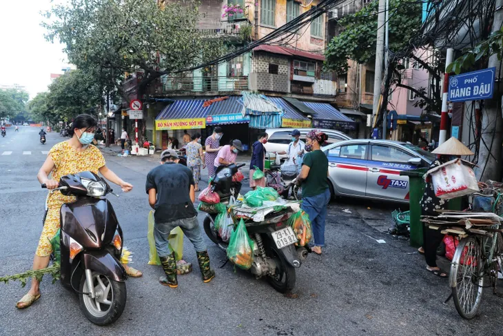 Hà Nội: Họp chợ ngay dưới lòng đường, bất chấp quy định phòng, chống dịch COVID-19 - Ảnh 5. Hà Nội: Họp chợ ngay dưới lòng đường, bất chấp quy định phòng, chống dịch COVID-19 - Ảnh 5.