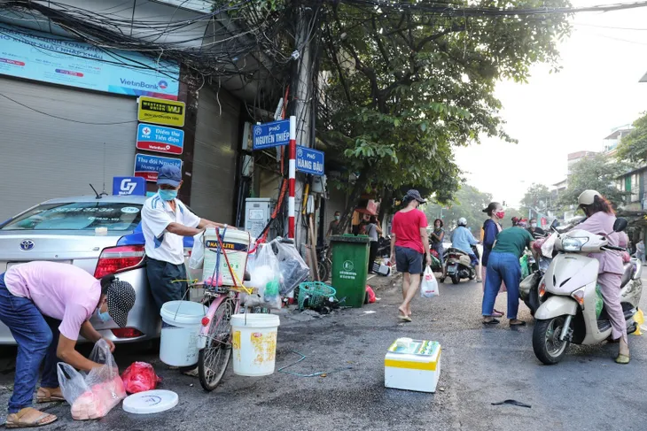 Hà Nội: Họp chợ ngay dưới lòng đường, bất chấp quy định phòng, chống dịch COVID-19 - Ảnh 6. Hà Nội: Họp chợ ngay dưới lòng đường, bất chấp quy định phòng, chống dịch COVID-19 - Ảnh 6.