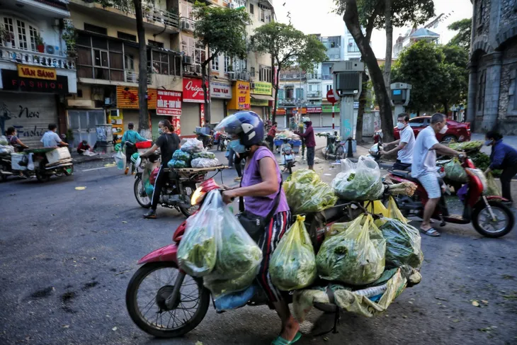 Hà Nội: Họp chợ ngay dưới lòng đường, bất chấp quy định phòng, chống dịch COVID-19 - Ảnh 3. Hà Nội: Họp chợ ngay dưới lòng đường, bất chấp quy định phòng, chống dịch COVID-19 - Ảnh 3.