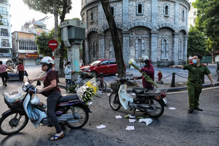 Hà Nội: Họp chợ ngay dưới lòng đường, bất chấp quy định phòng, chống dịch COVID-19 - Ảnh 4. Hà Nội: Họp chợ ngay dưới lòng đường, bất chấp quy định phòng, chống dịch COVID-19 - Ảnh 4.
